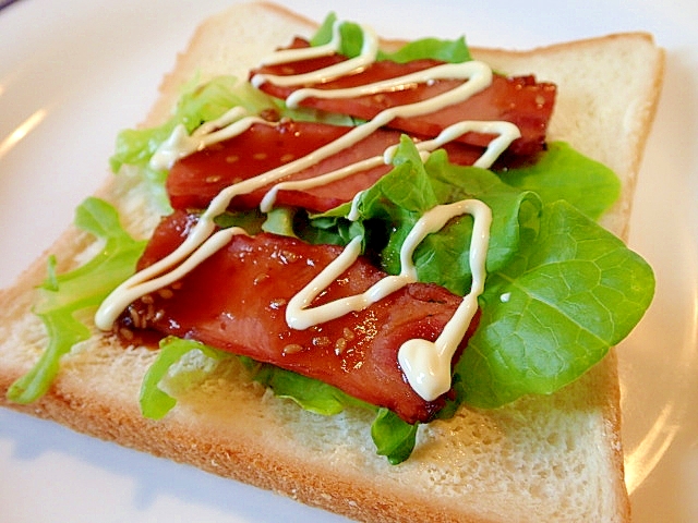 焼肉のたれ・マヨで　レタスと焼豚の惣菜パン♬