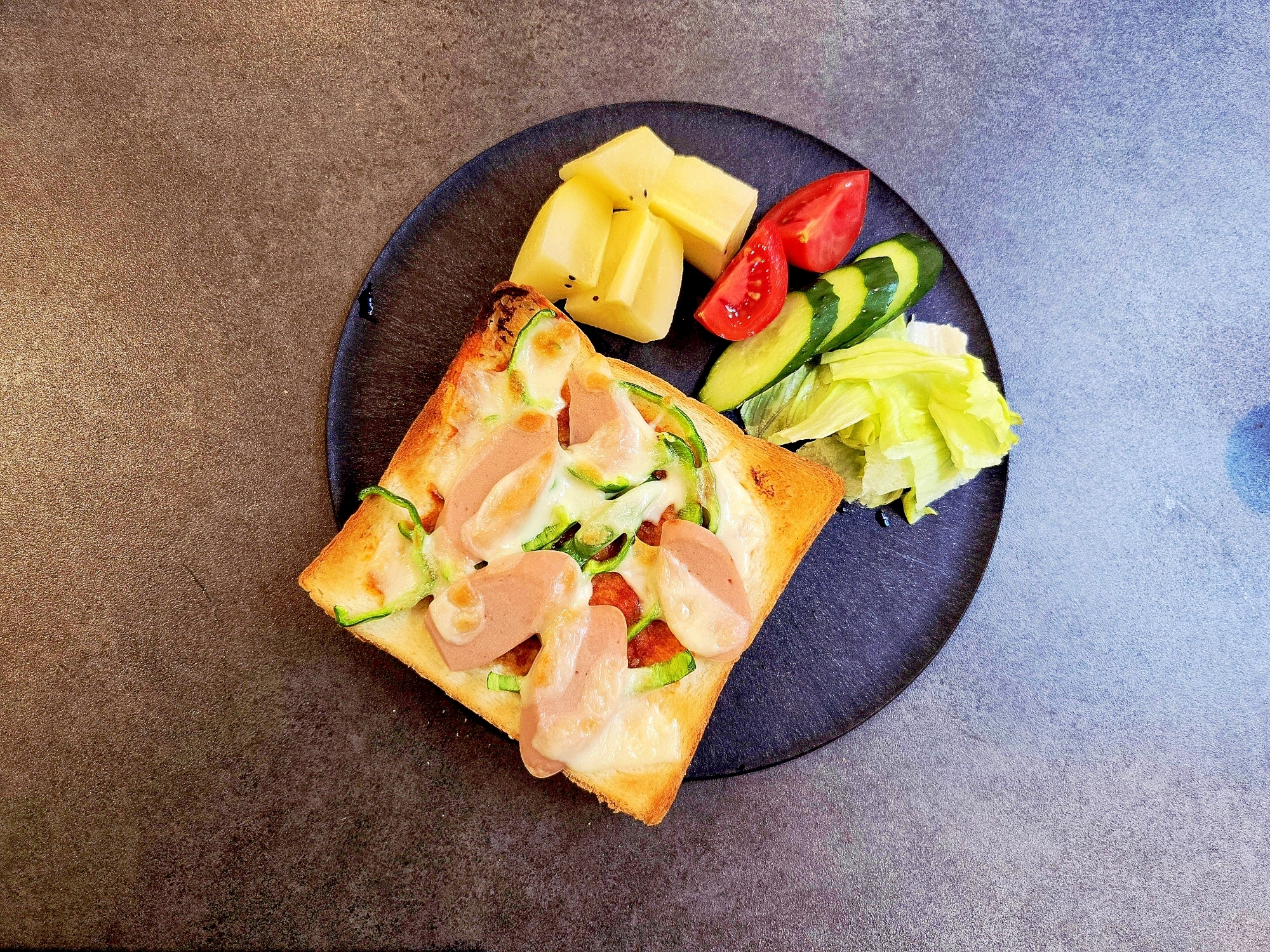 魚肉ソーセージのピザトースト