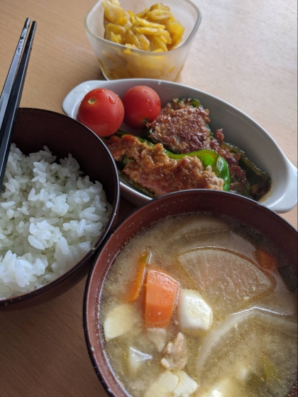 おかずをピーマンの肉詰めに！ご飯が進みますー♪ごちそうさまでした♪