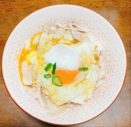 オリジナルで卵をのせました。タレと柚子胡椒がさっぱりしていてとても食べやすかったです！