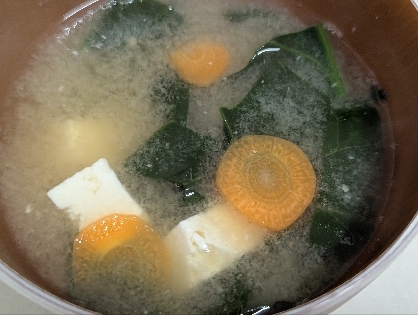 豆腐と人参とほうれん草と麩の味噌汁