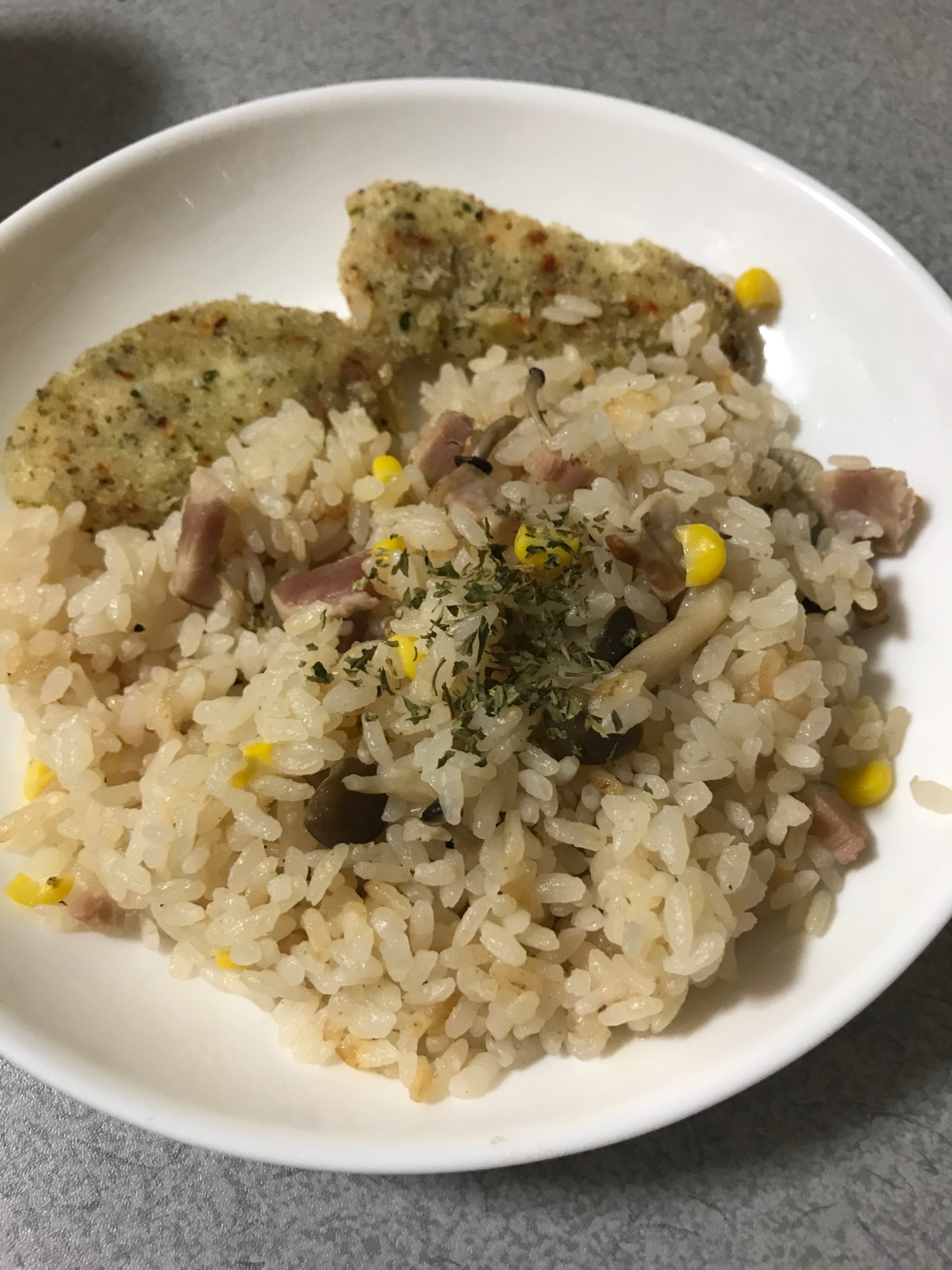 炊飯器で簡単！しめじとベーコンのピラフ