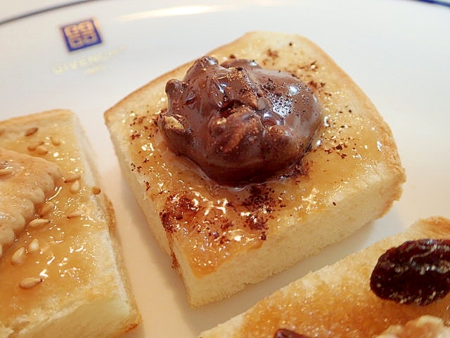 ピーナツクリームとブロックチョコのミニ食パン