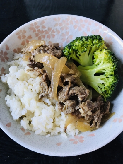 牛肉炒めとブロッコリーの丼