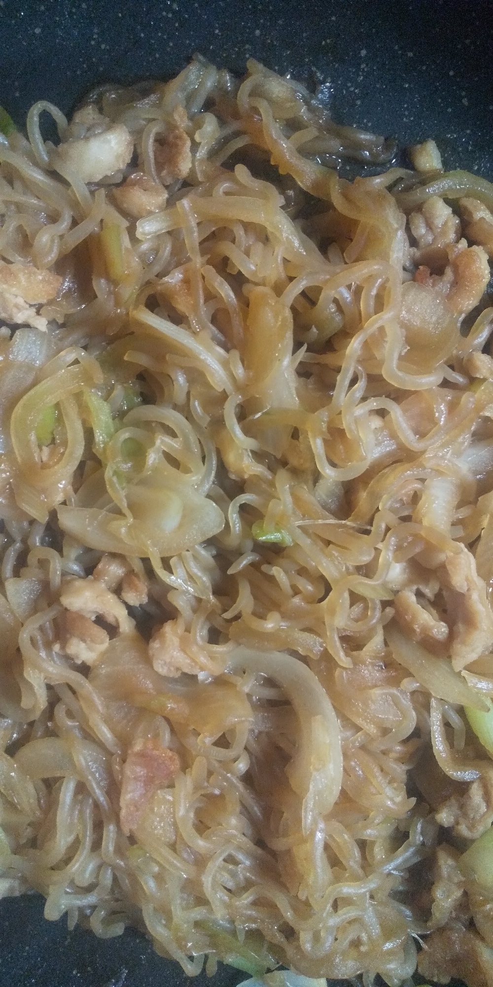 糸こんにゃくと鶏皮の節約炒め