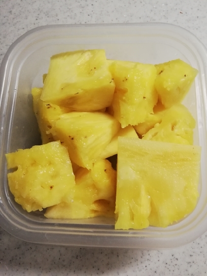 芯まで食べれる台湾パイナップルの切り方