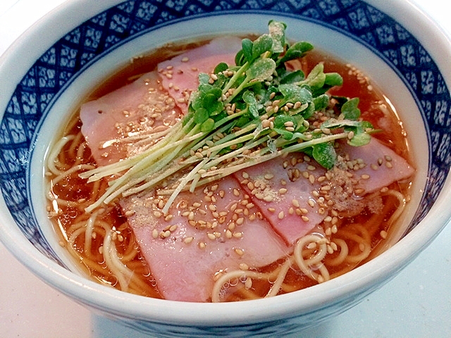 ベーコンとかいわれ大根と白ごまの醬油ラーメン