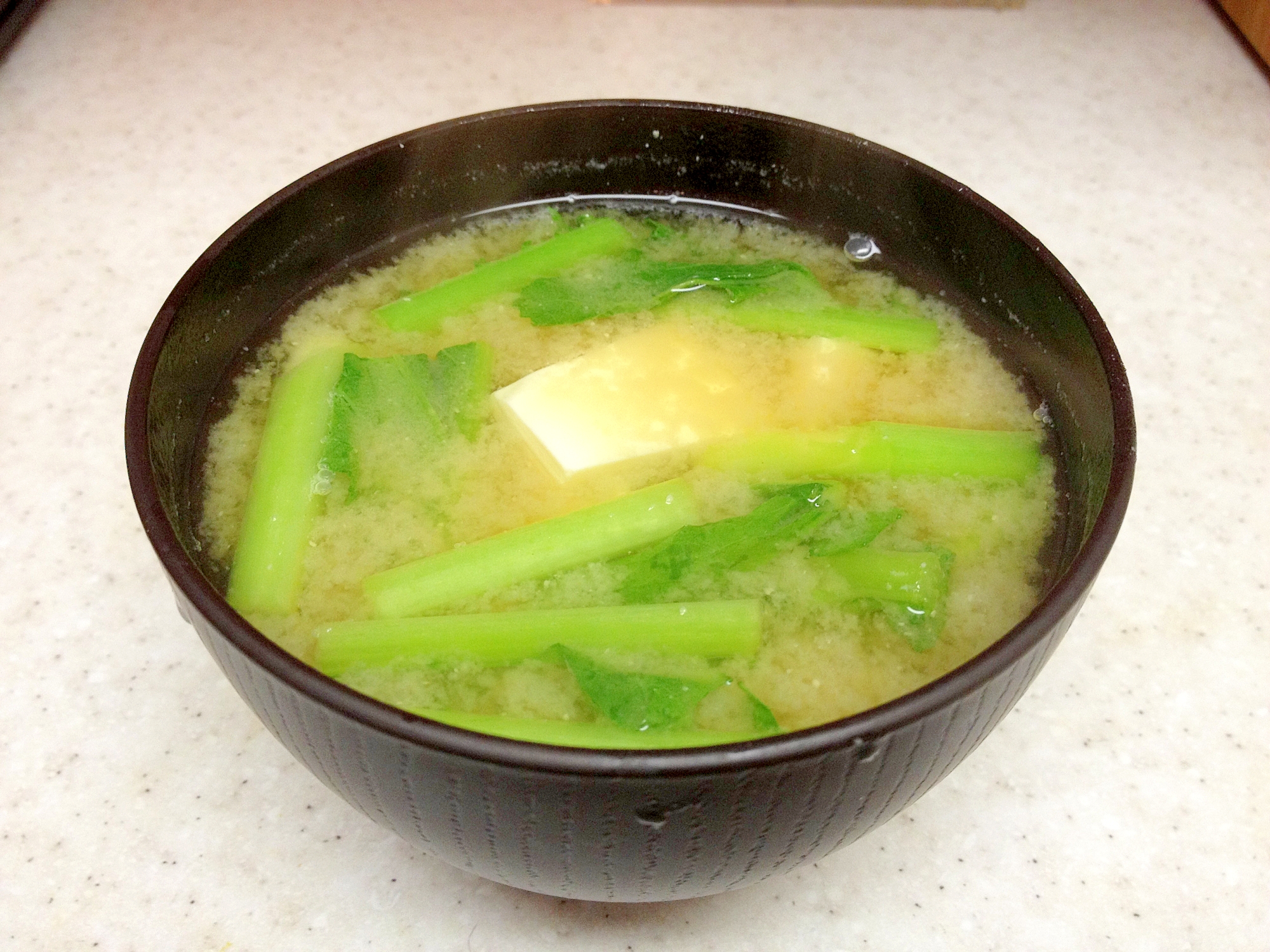 お豆腐とかぶの葉のシャキシャキお味噌汁