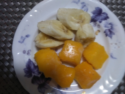 コストコの冷凍マンゴーと
バナナを盛り付けました♪
マンゴー大好きなので、
とっても美味しかったです(+_+)