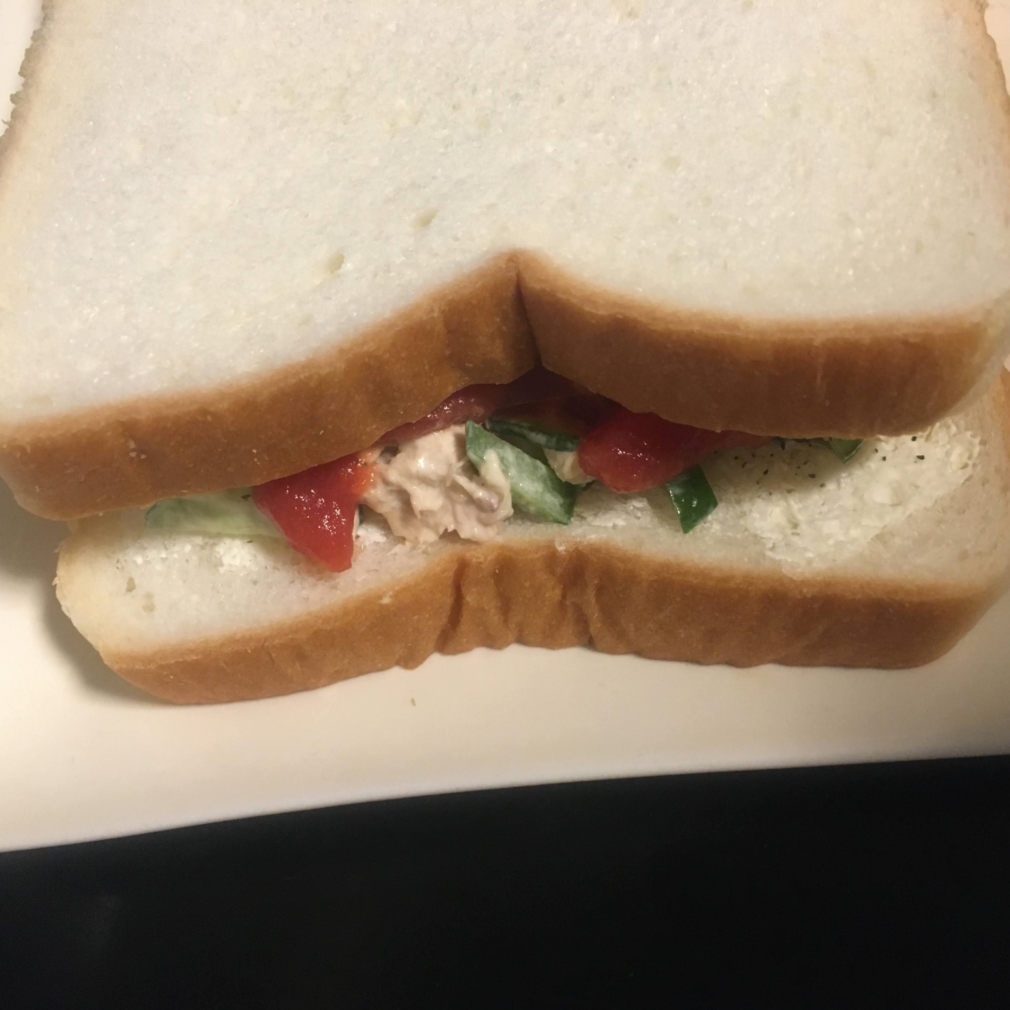 ツナマヨ、きゅうり、トマトのサンドイッチ