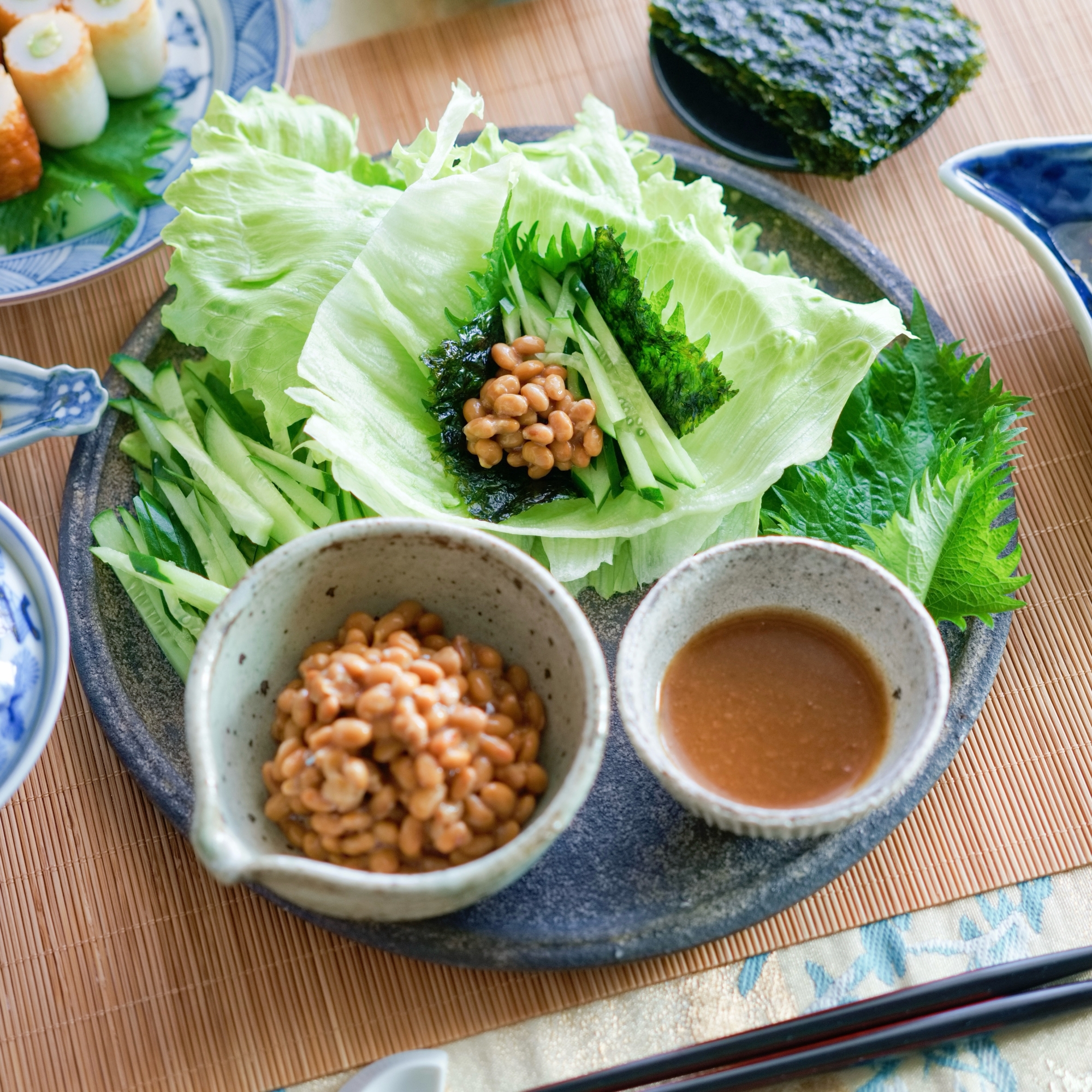 青色の丸皿に盛られた納豆のレタス包み