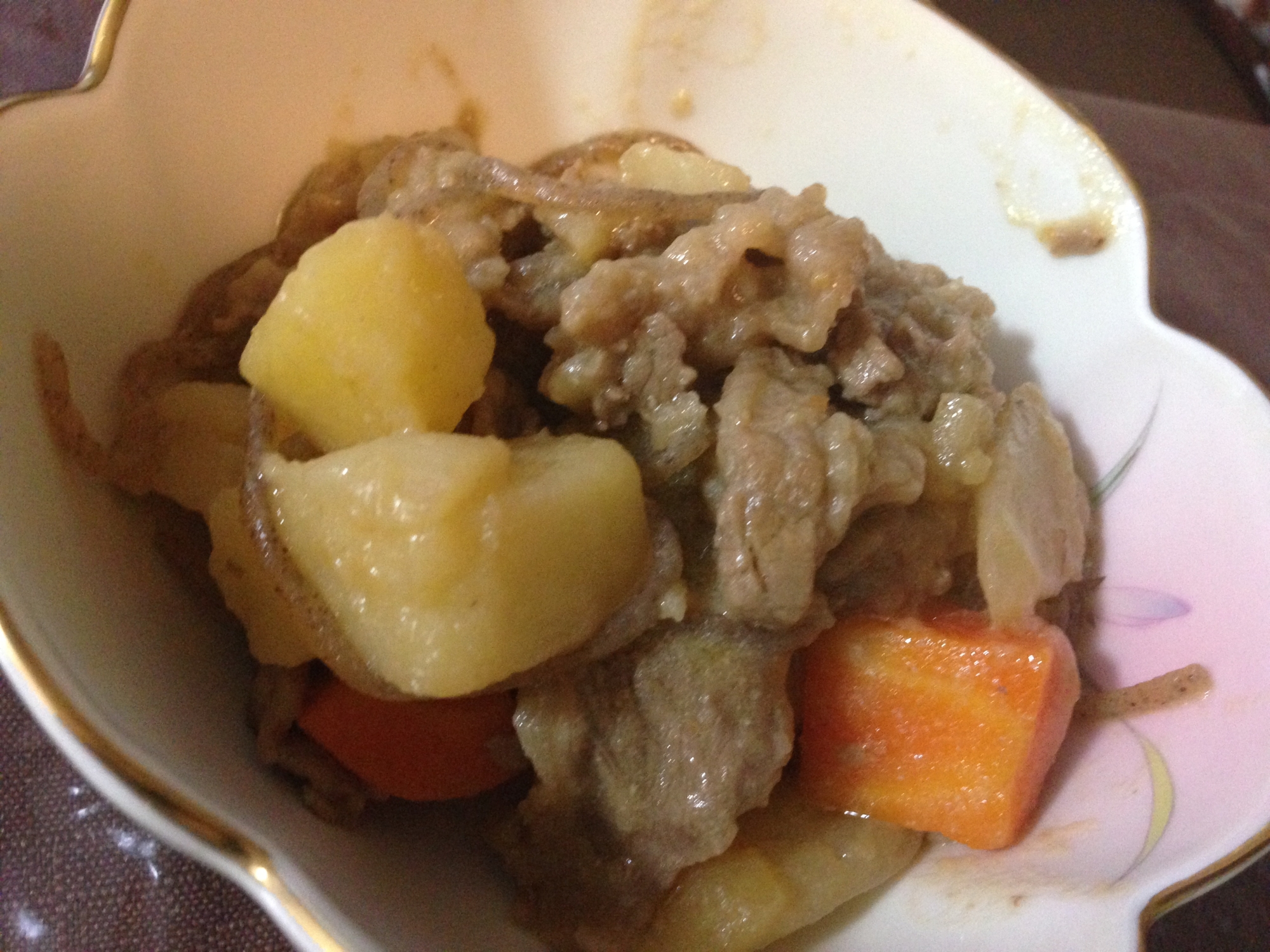 肉は炒めすぎずに汁にうまみを出す!肉じゃが