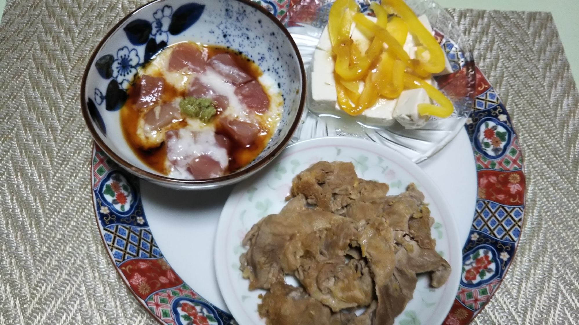 マグロ山かけと豚生姜焼きと豆腐パプリカのサラダ