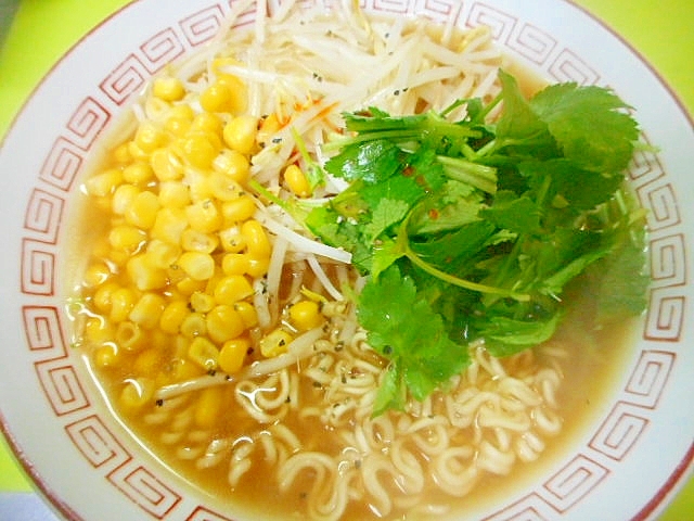 もやしと三つ葉の味噌ラーメン