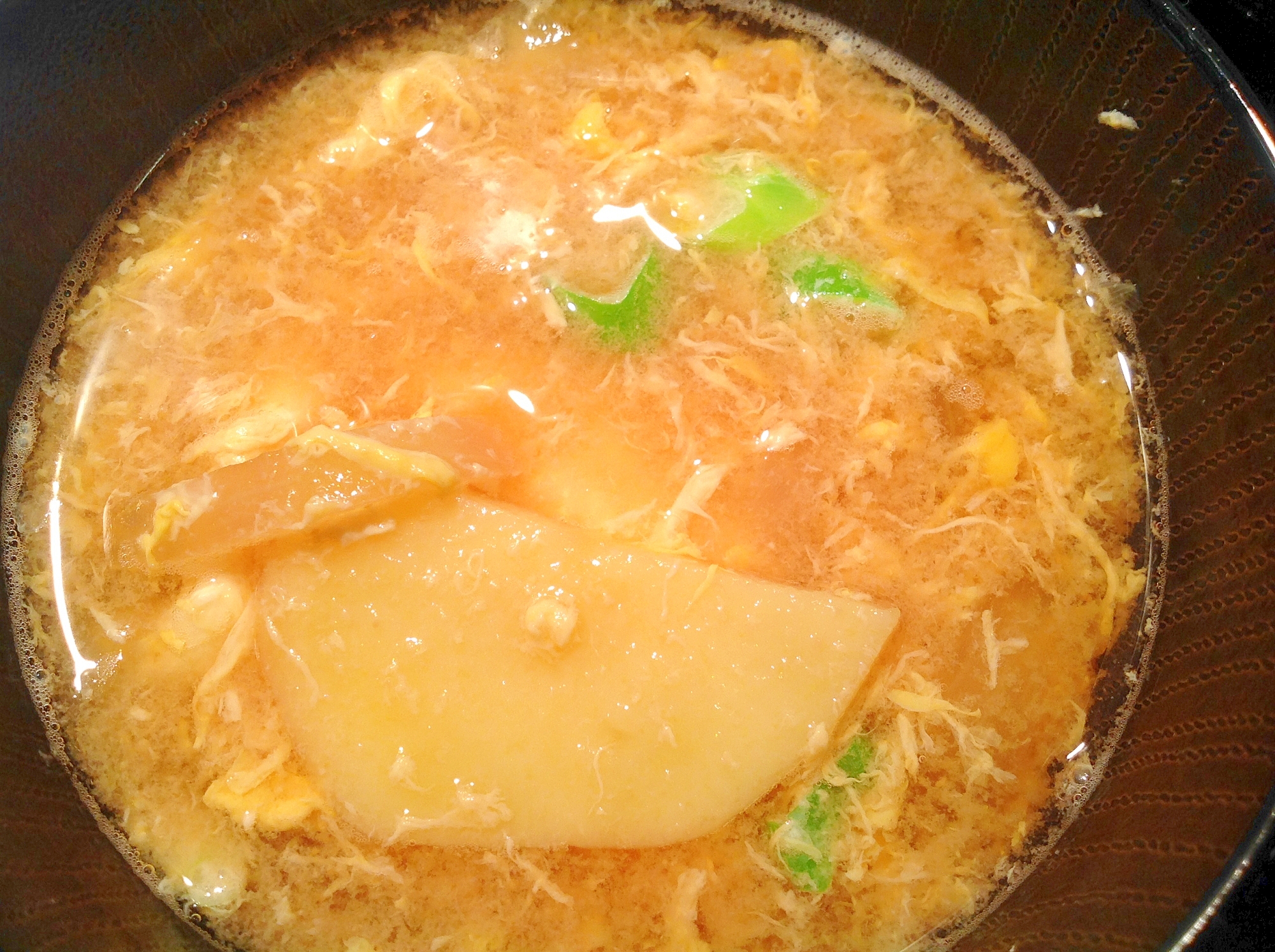 ジャガイモと玉ねぎと卵と青ネギの味噌汁