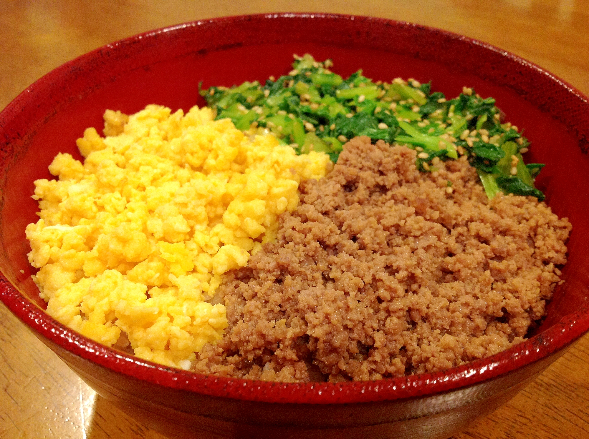 カラフルで食欲アップ!三色丼