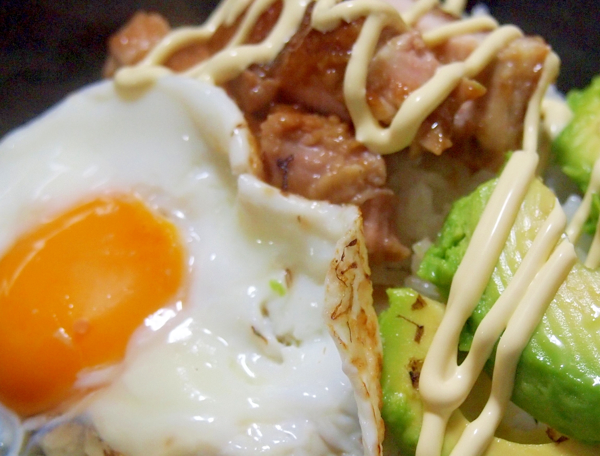 雑穀ごはんで♪照り焼きチキンとアボカドの月見丼