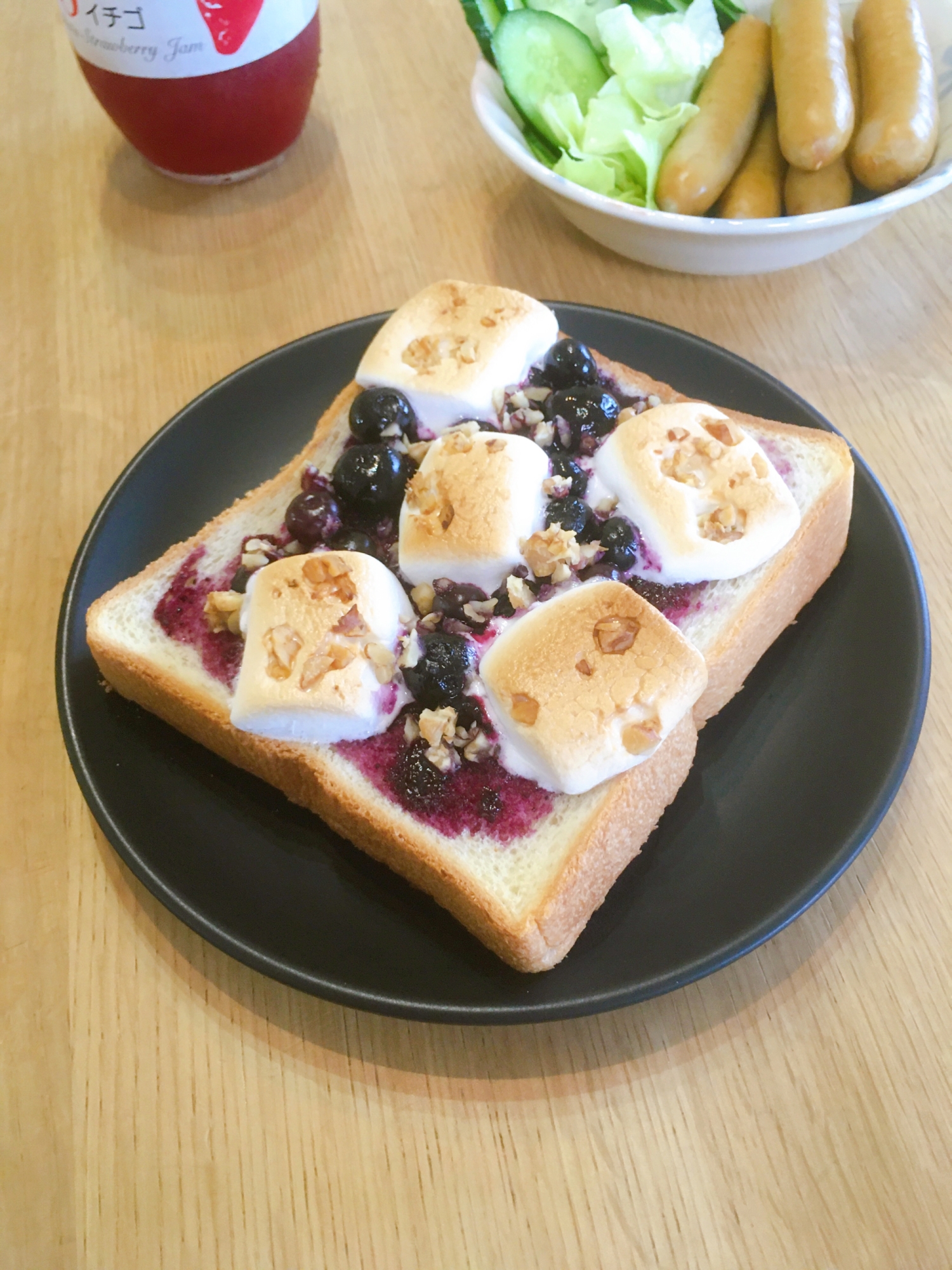 ごろごろブルーベリーとマシュマロトースト❣️