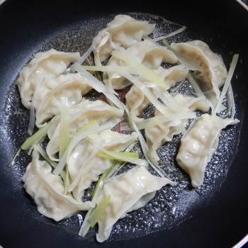 餃子と一緒に☆ネギの蒸し焼き