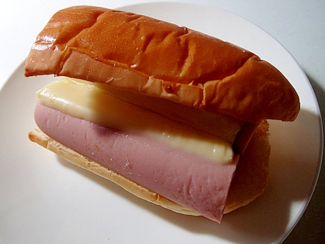 魚肉ソーセージとチーズのカレー風味ホットロールパン