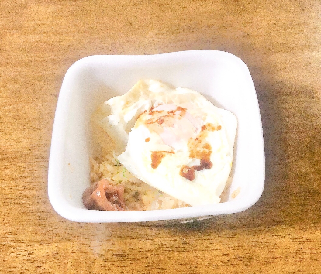 簡単⭐梅干しと目玉焼きのせご飯