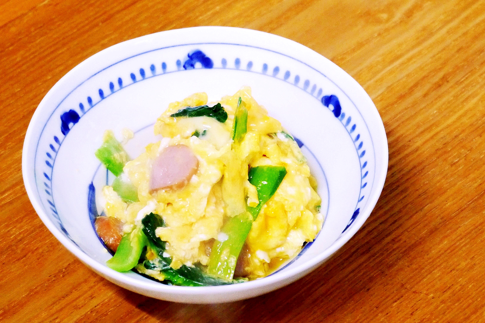 茹で小松菜とウインナーのチーズ卵炒め