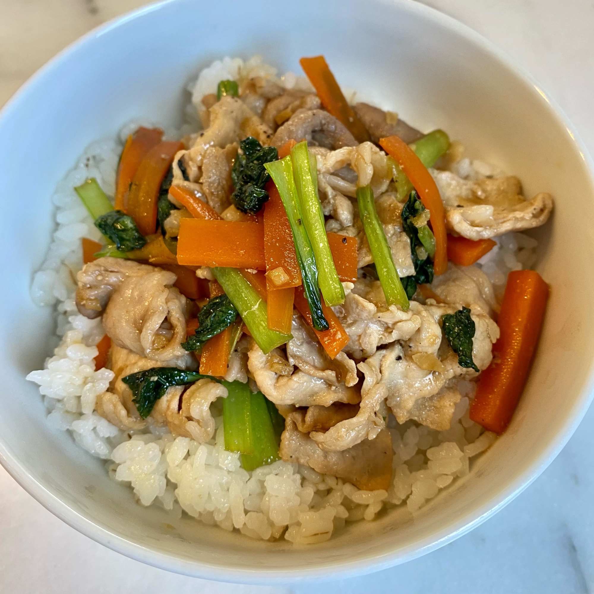 主夫がつくる豚肉と小松菜の生姜焼き丼