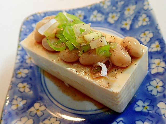 花椒塩/ぽん酢で　水煮大豆と白葱の冷奴