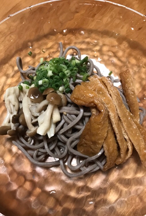 甘辛油揚げとしめじのせぶっかけ蕎麦