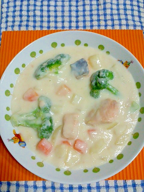 白い器に盛り付けられた新巻鮭のシチュー