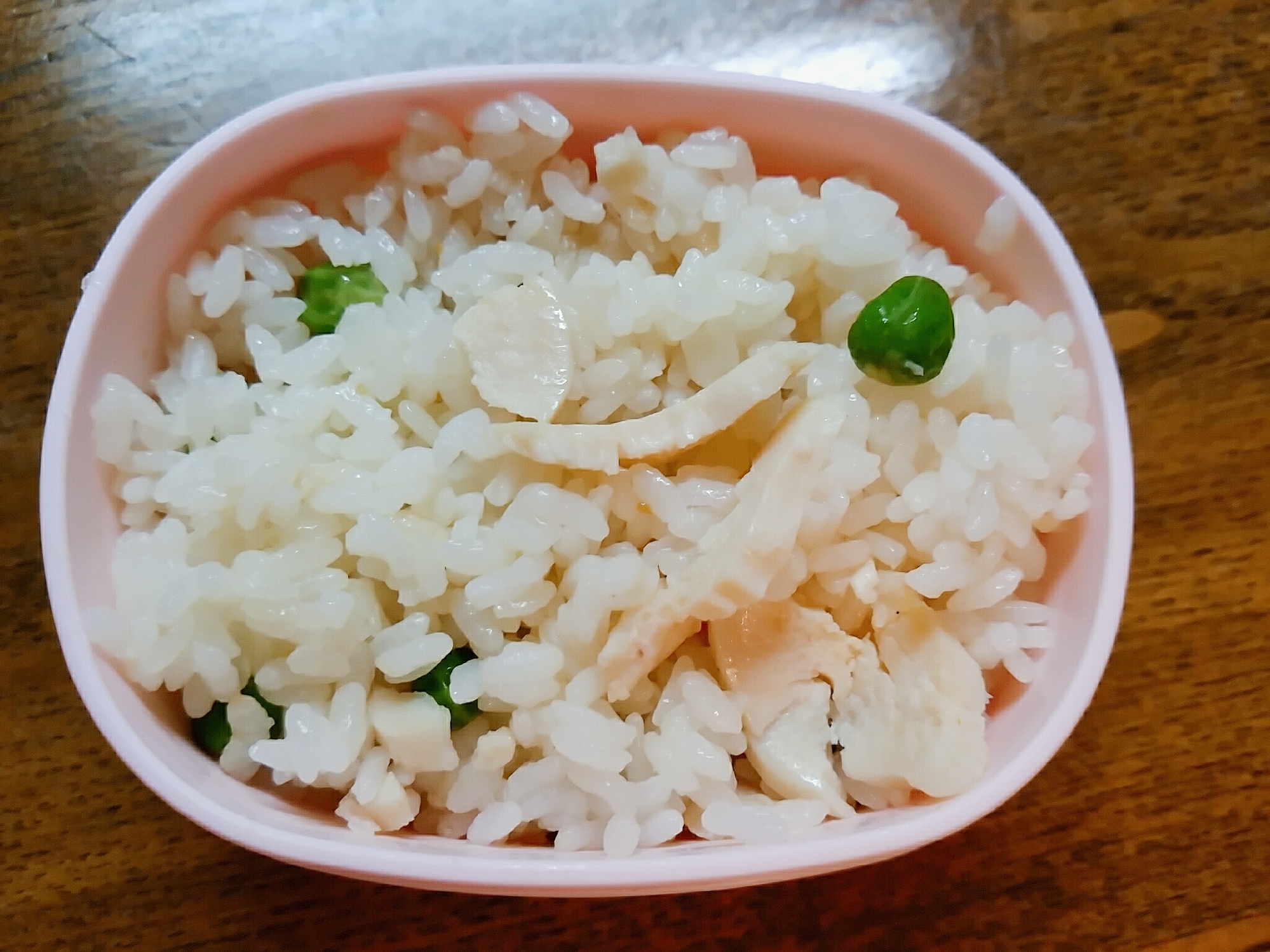 サラダチキンとグリーンピースのコンソメご飯