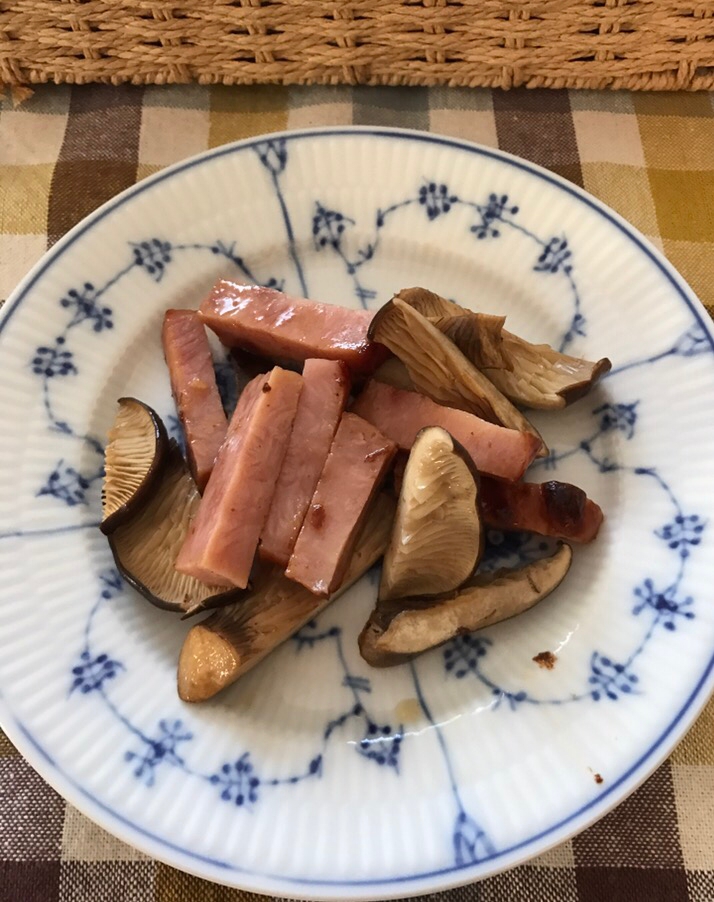 焼き豚とアワビ茸のガーリック炒め