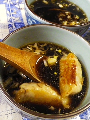 酸味のきいた蒸し焼き餃子スープ