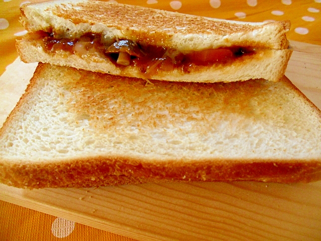 木の皿に盛り付けたハヤシライスとチーズのホットサンド