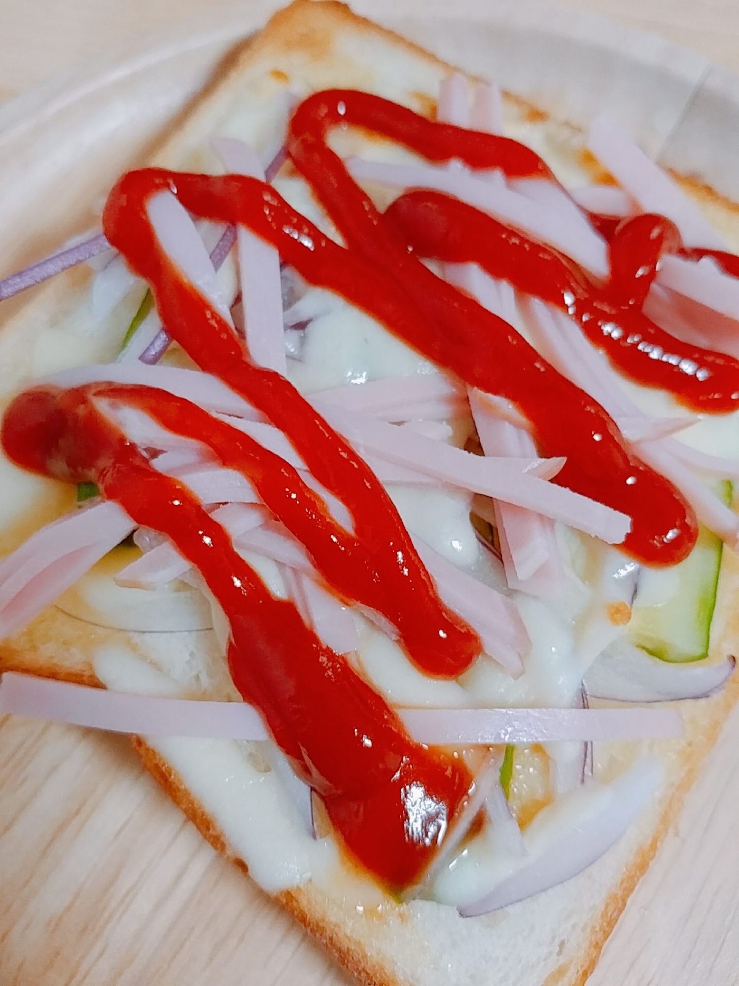 きゅうり　赤玉葱　ハムのケチャップチーズトースト