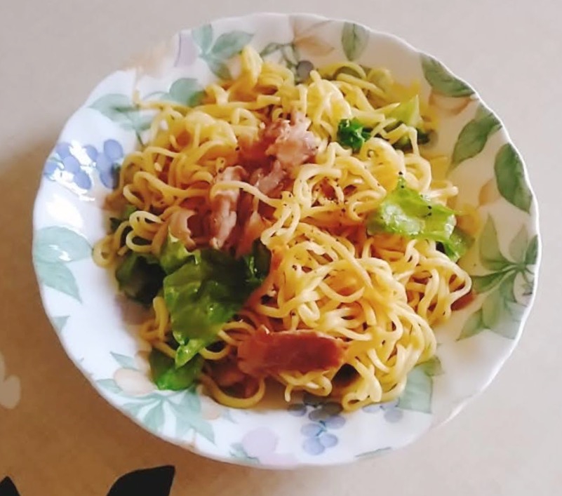 レタスと豚肉の醤油焼きそば