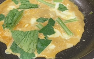 小松菜の軸いりの卵焼き