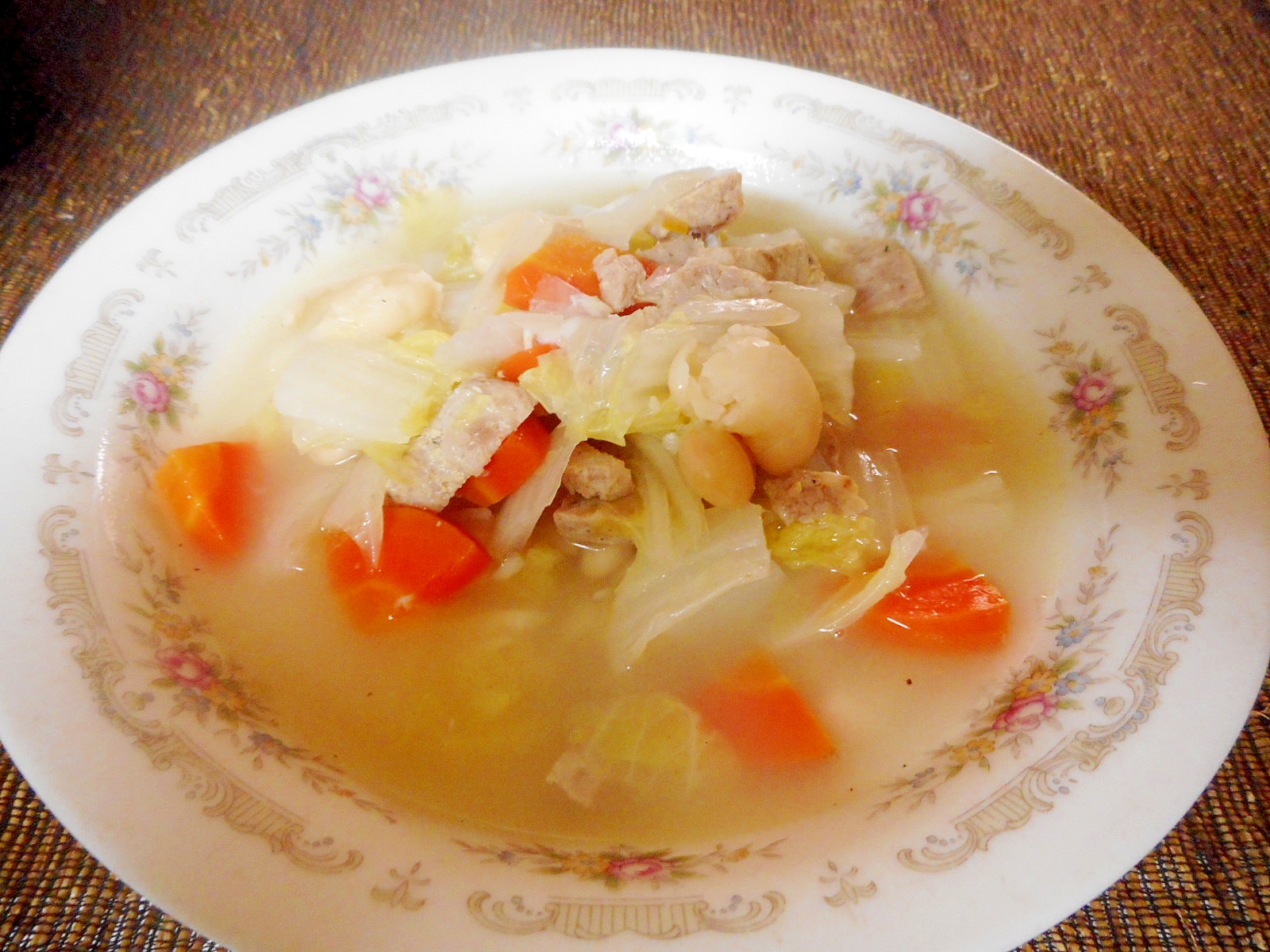 白いんげんと白菜、ソーセージのスープ
