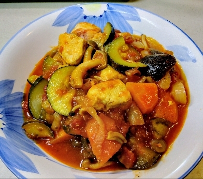 フライパンで簡単！鶏肉と野菜のトマト缶煮込み