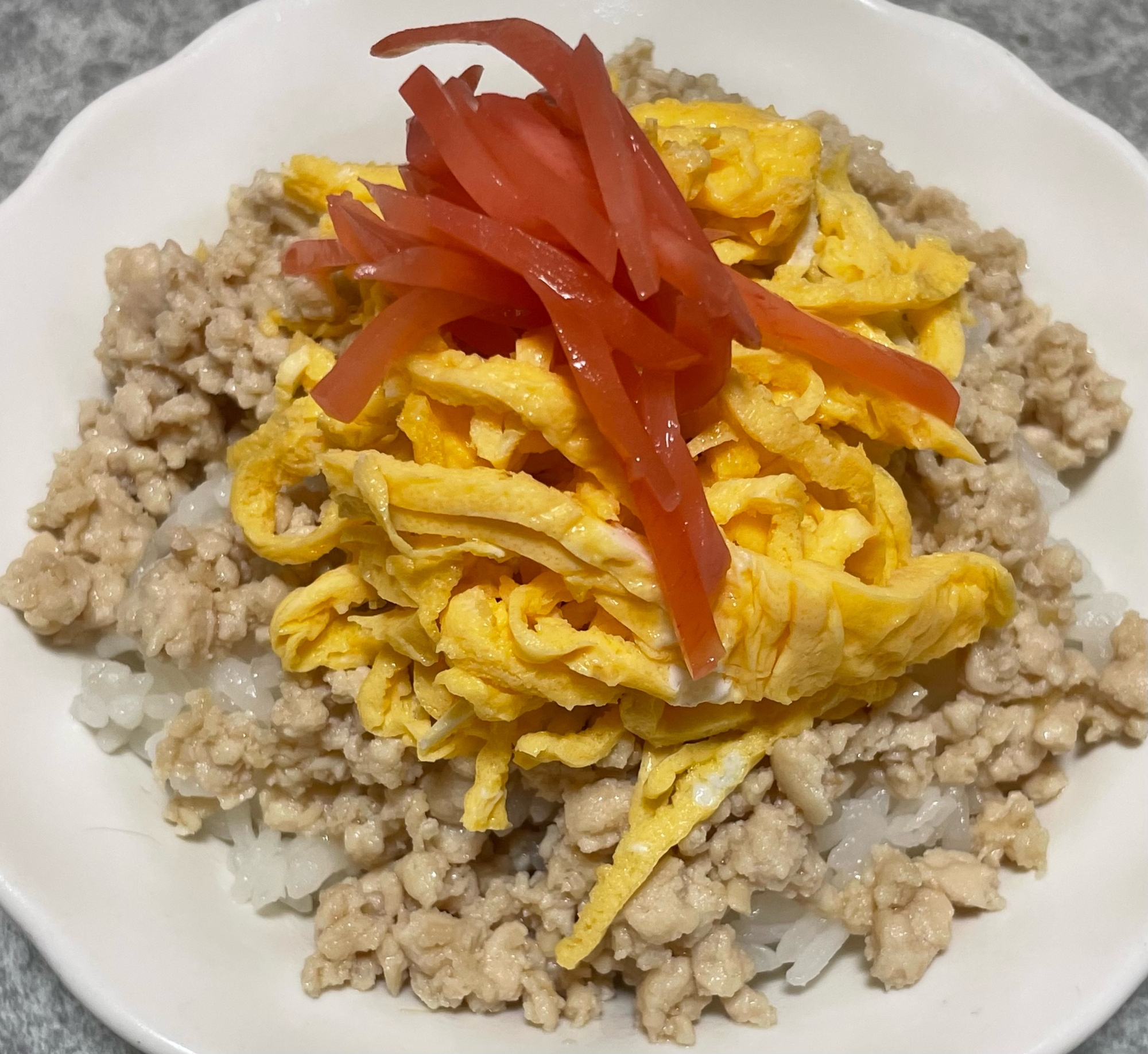 三食丼 ( 鶏そぼろ 錦糸卵 紅生姜 )