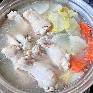 手羽元で　☆　コラーゲンたっぷり鶏白湯鍋