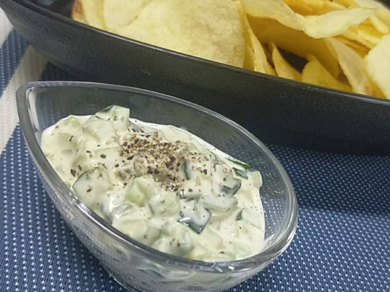 簡単おつまみ!きゅうり入りポテトチップスのディップ