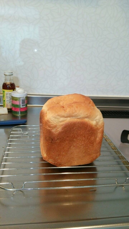 ツインバードのホームベーカリーを捨てようと思ってた矢先、このレシピに出会い、初めておいしいパンが焼けて、家族一同感動しております！ありがとうございます(^-^)