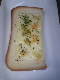 ブラックペッパーとチーズのハラペーニョ☆トースト