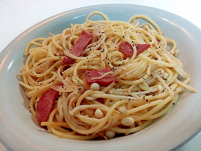 スモークタンと新玉ねぎとえのき茸のパスタ