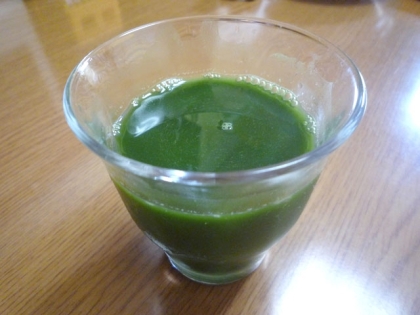 後味に青汁っぽさが残るものの、緑色の野菜ジュース（甘いの）に似た味になって飲みやすかったです。ご馳走様でした♪