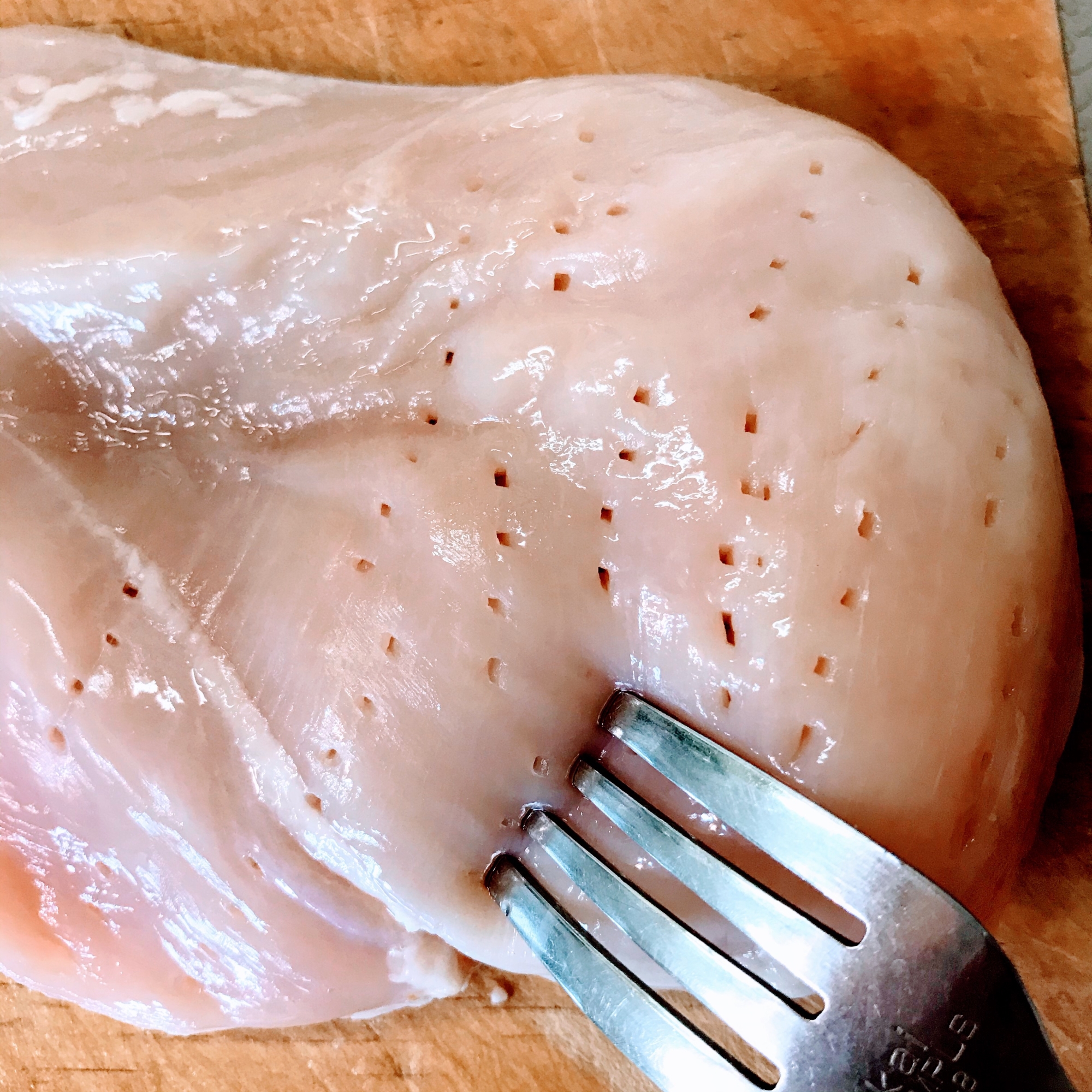 鶏胸肉をふわふわジューシーにする下ごしらえ