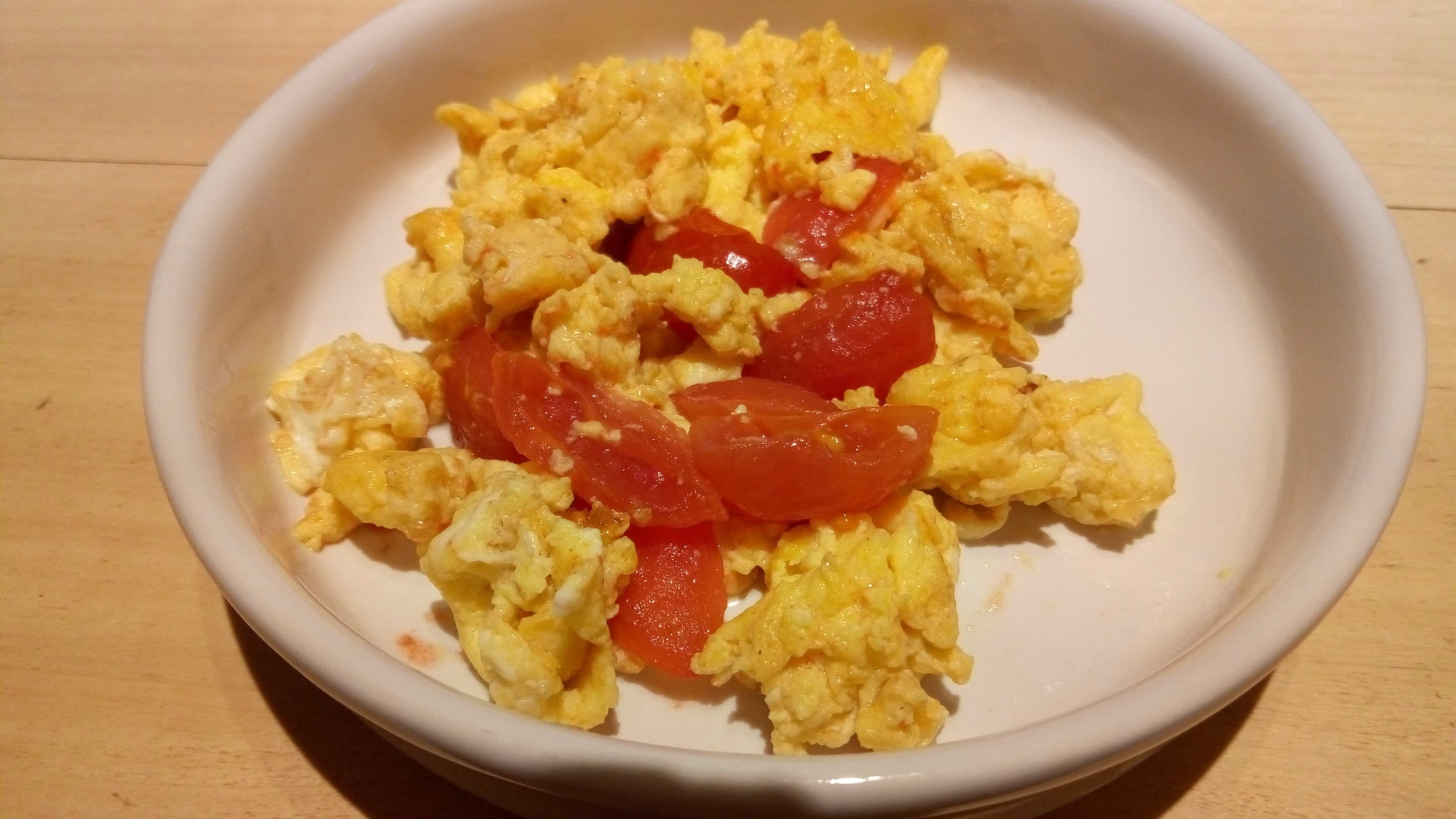 幼児食　ミニトマトとチーズのスクランブルエッグ