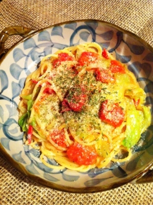 【残った味噌汁で】トマトとレタスの味噌バターパスタ