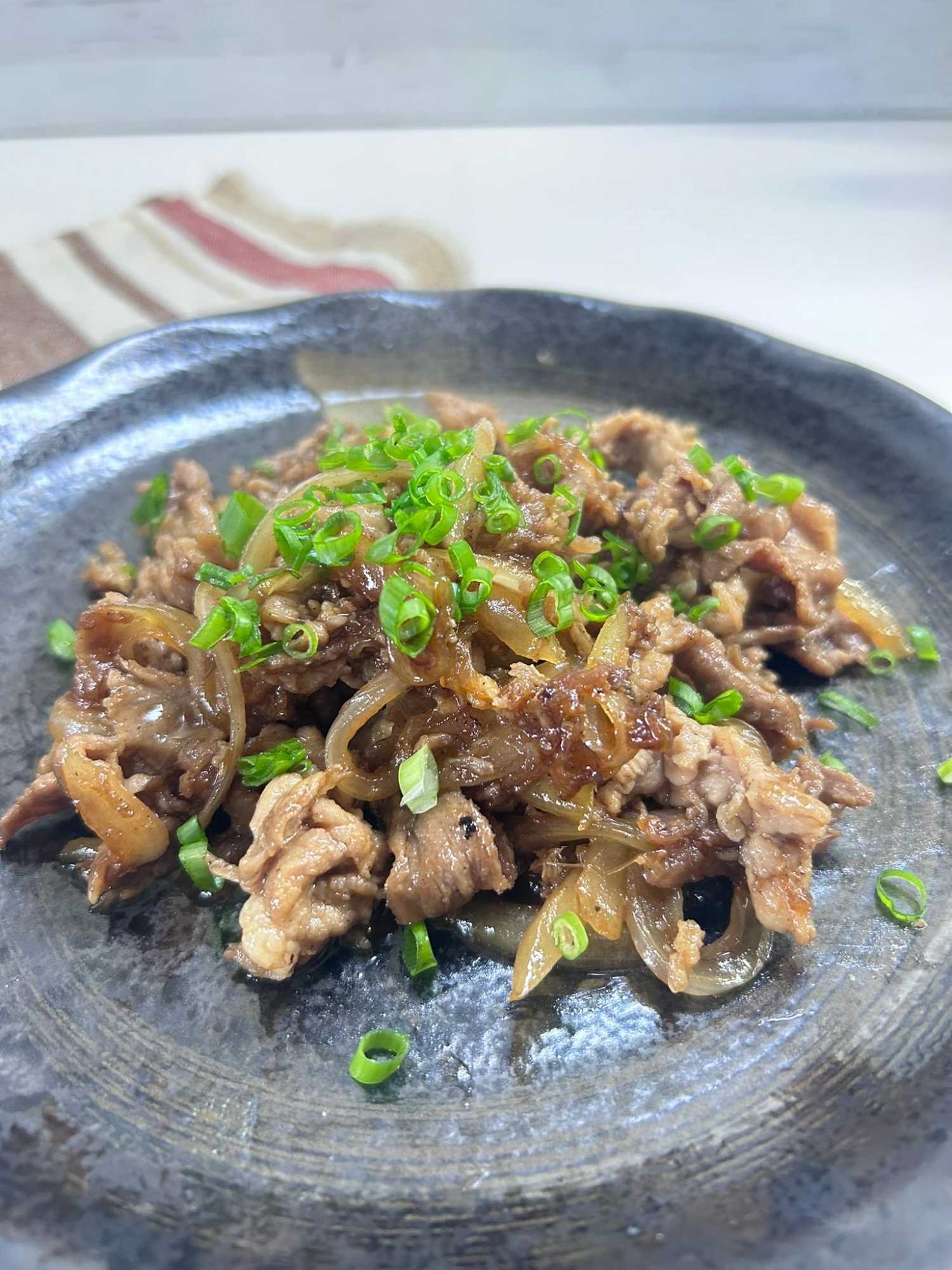 手軽で絶品!豚小間と玉ねぎの甘辛炒め